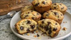 Αφράτα muffins πορτοκαλιού με κομμάτια σοκολάτας χωρίς γλουτένη — όλα σε ένα μπολ