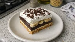 Γλυκό ψυγείου με μπισκότο, σοκολάτα και μπανάνα — στήνεται χωρίς φούρνο