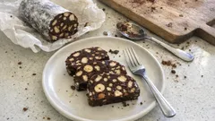 Μωσαϊκό με φουντούκια και ζαχαρούχο γάλα: σοκολατένιο γλυκό ψυγείου χωρίς ψήσιμο