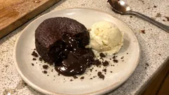 Υγρή σοκολατόπιτα με «λάβα» κέντρο — έτοιμη σε 15 λεπτά στον φούρνο