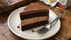 Τούρτα μους σοκολάτας με παντεσπάνι κακάο – βελούδινη, σταθερή και εύκολη στο κόψιμο