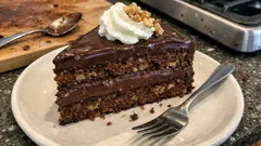 Τούρτα σοκολατίνα με καρύδι και βελούδινη κρέμα σοκολάτας – σφίγγει τέλεια στο ψυγείο